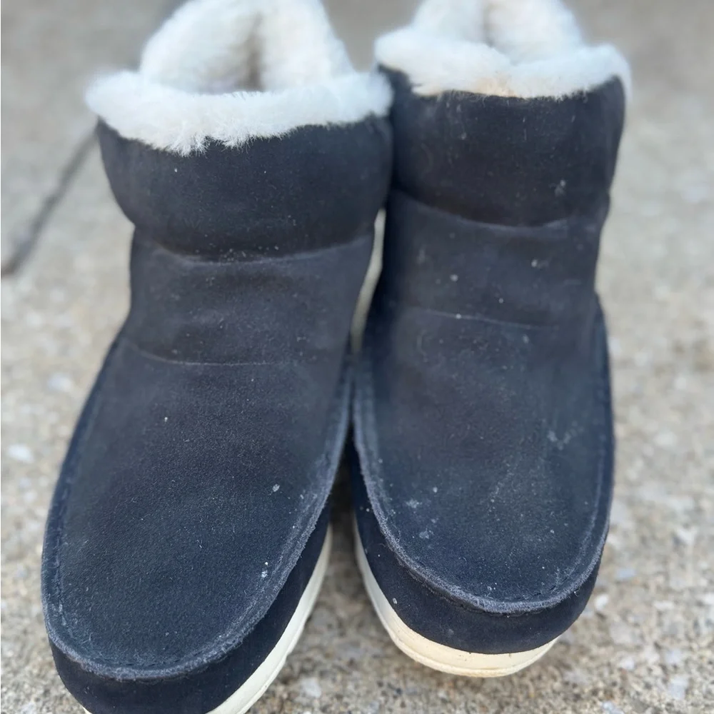 Sperry Black Boots with Cream Fur Lining